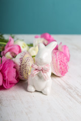 Ranunkeln Blumenstrauß auf einem Holztisch