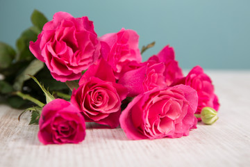 Rosen Blumenstrauß auf einem Holztisch

