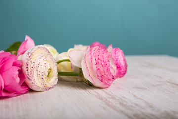 Ranunkeln Blumenstrauß auf einem Holztisch
