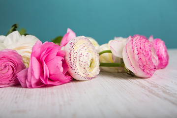 Ranunkeln Blumenstrauß auf einem Holztisch