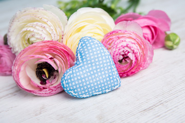 Ranunkeln Blumenstrauß auf einem Holztisch