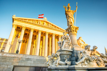 Bâtiment du parlement autrichien avec la statue d& 39 Athéna sur le devant à Vienne au lever du soleil