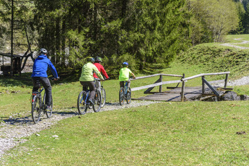Naklejka premium Ausflug mit dem Fahrrad ins Grüne 