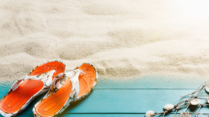 Holzplanken und Sandstrand mit Urlaubsutensilien © steinerpicture