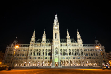 Naklejka premium City Hall (Rathaus) in Vienna, Austria at night