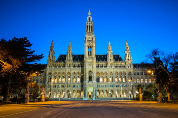 Obraz premium City Hall (Rathaus) in Vienna, Austria in evening