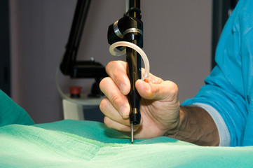 le bistouri &eacute;lectrique est un instrument de chirurgie pour faire des incisions.