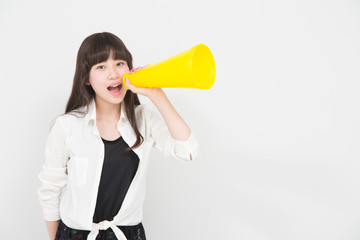 メガホンで応援する女性