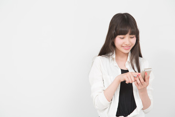 スマートフォンを使う女性