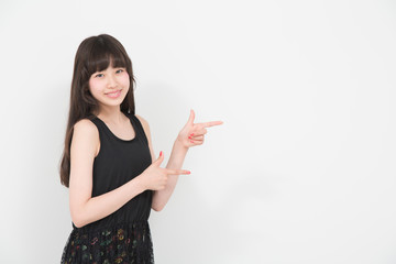 ポーズをとる女性