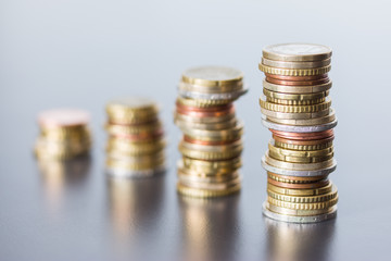 Euromünzen gestapelt, Unschärfe