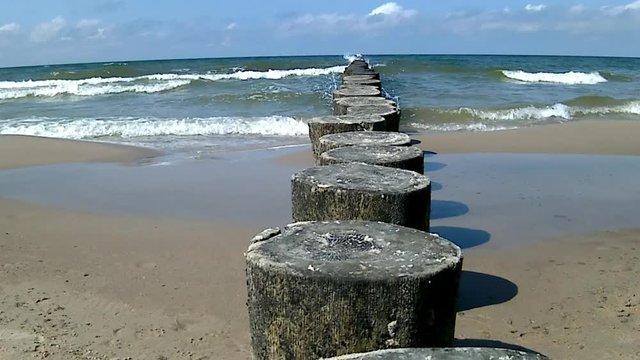  Buhnen am Ostseestrand in Ustka, Polen