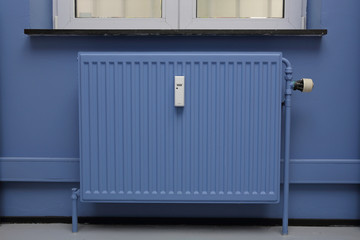 radiateur peint en bleu