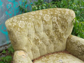 Heruntergekommener alter Polstersessel als Sperrmüll in einer verwahrlosten Sackgasse im Stadtteil...