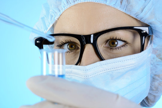 Wissenschaftler, Arzt oder Laborant mit Reagenzglas bei Versuch und Forschung im Labor
