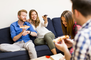 Friends eating pizza