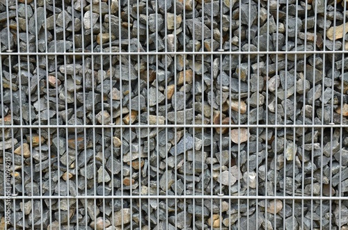 "Steine hinter Gitter Steinwand Steinzaun" Stockfotos und