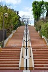 Un grand escalier extérieur dans la ville de Paris