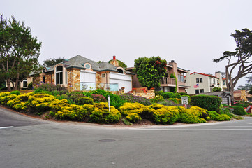 California: una casa a Carmel il 16 giugno 2010. Carmel, nota per le sue case in stile fiabesco, ha avuto diversi sindaci poeti e attori, incluso Clint Eastwood