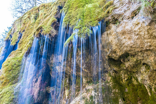 Wasserfall in der Ammerschlucht f&auml;llt sanft wie ein Schleier