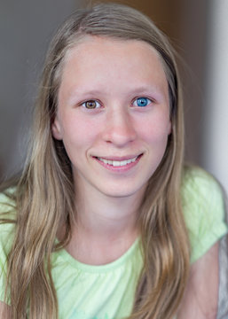 M&auml;dchenportrait mit  verschiedenfarbigen Augen,