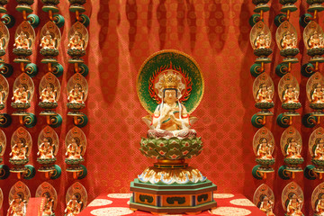 Fototapeta premium SINGAPORE/SINGAPORE - 27 MAR, 2014 : Red Chinese temple, Buddha