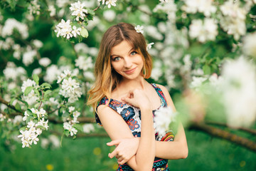 Naklejka premium Beautiful woman in blooming garden