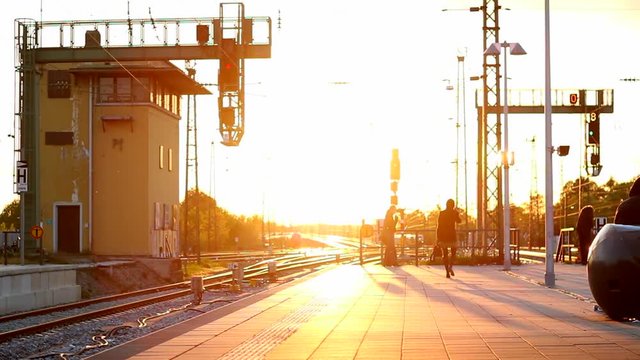 Bahnhof bei Sonnenuntergang
