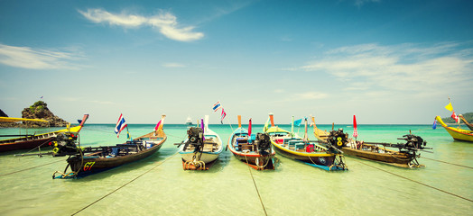 Fototapeta na wymiar Припаркованные лодки на берегу пляжа в Таиланде