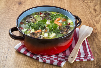 Olla con sopa de verduras