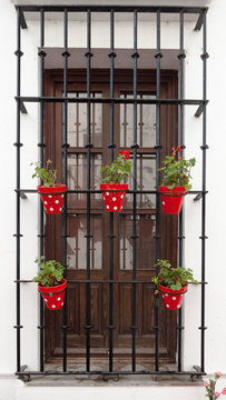 Ventana con macetas