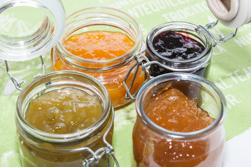 Varios botes de mermeladas de distintos sabores