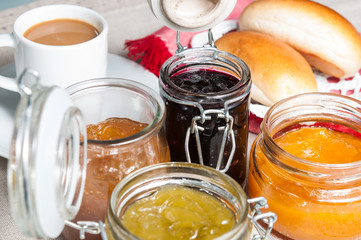 Desayuno con bollos y mermeladas de distintos sabores