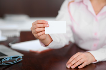 Obraz premium Business woman giving visit card