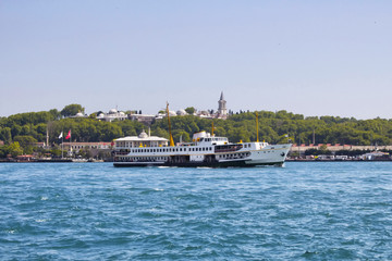 Obraz premium Public ferry leaves from Sirkeci pier on Bosphorus/Istanbul