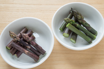 紫アスパラの生と茹で