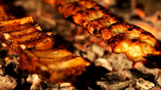 Juicy slices of ribs cooked in the grill  /  Juicy slices of ribs cooked in the grill Full HD