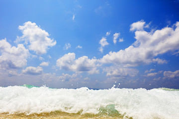 美しい沖縄のビーチと夏空
