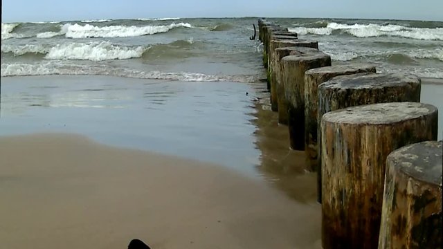  Buhnen am Ostseestrand in Ustka, Polen