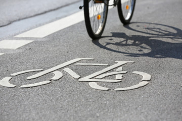 Fototapeta na wymiar Fahrrad vor Piktogramm