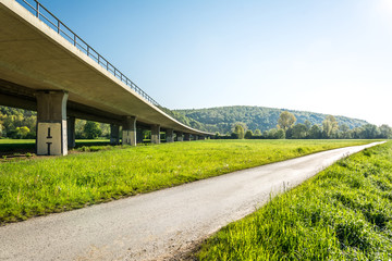 Mobilität Autobahn Fahrradweg