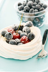 Meringue Pavlova with air cream and fresh berry