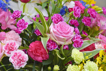 Flower arrangement with Rose and Carnations