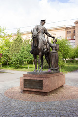 Памятник Казачья слава - девушка с иконой провожает мужчину на коне в путь. Волгоград