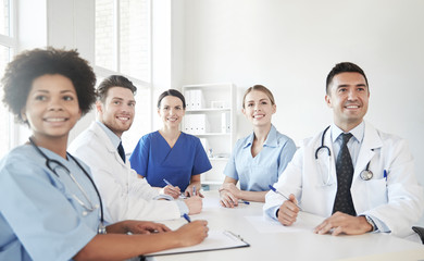 Obraz premium group of happy doctors meeting at hospital office