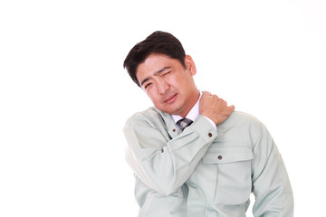 肩痛を訴える疲れた労働者
