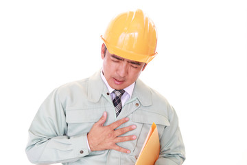 胸部痛を訴える作業員