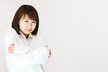 震える若い女性