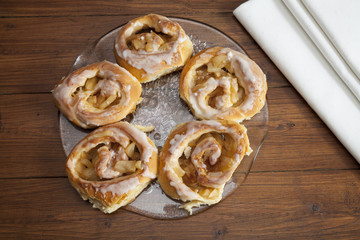 Glasteller mit Gebäck