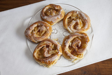 Glasteller mit Gebäck